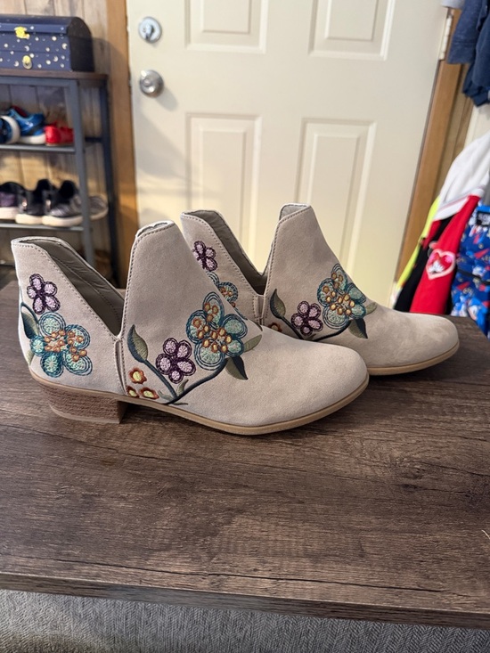 Indigo Rd. Shoes - Indigo Rd. Beige Embroidered Floral Ankle Booties size 9